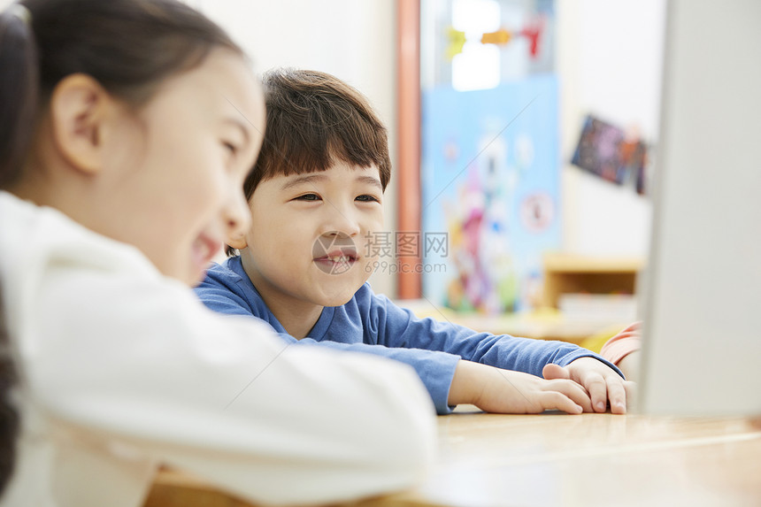 幼儿园的老师在带着学生们画画图片