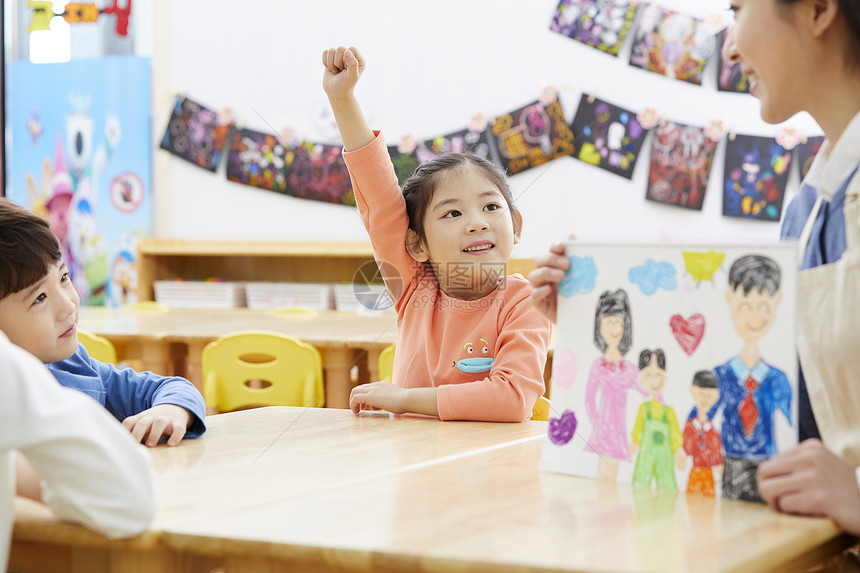 幼儿园的老师在带着学生们画画图片