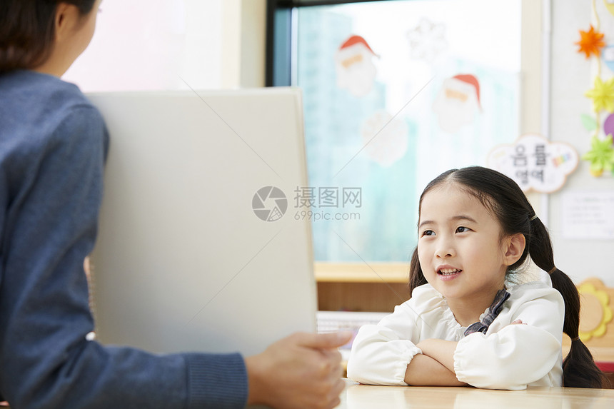 幼儿园的老师在带着学生们画画图片