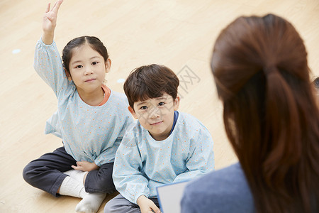 质询幼儿园的老师在带着学生们上课玩耍背景