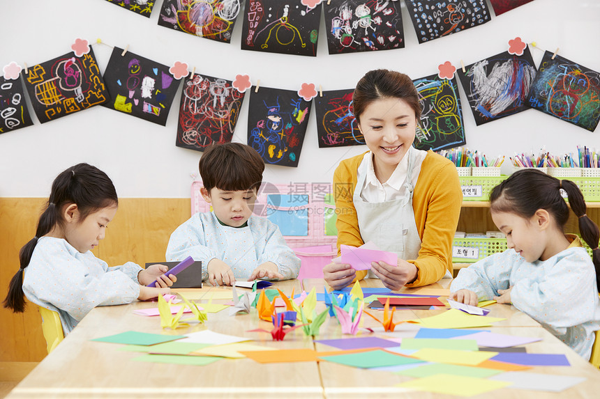 幼儿园的老师在带着学生们上课玩耍图片