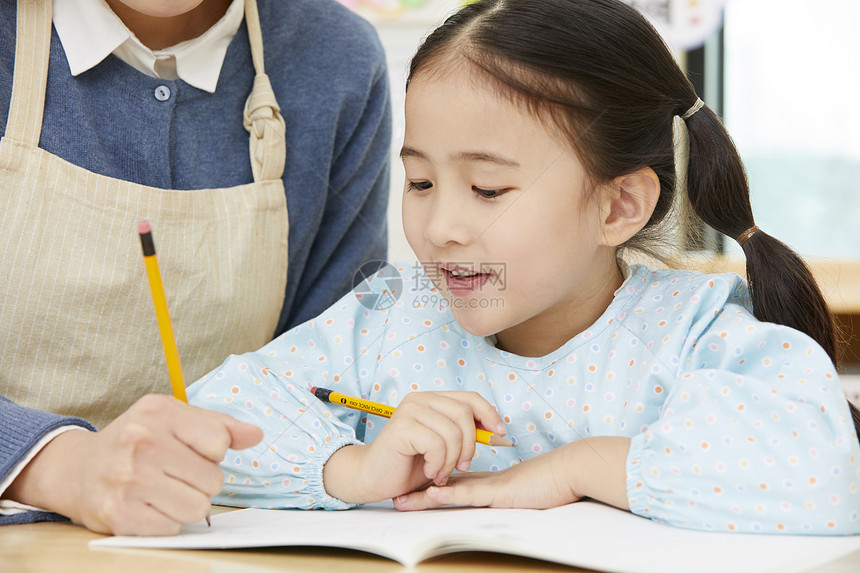 幼儿园的老师在带着学生们上课玩耍图片