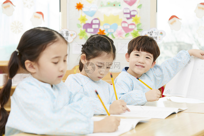 幼儿园的学生们在认真写作业图片