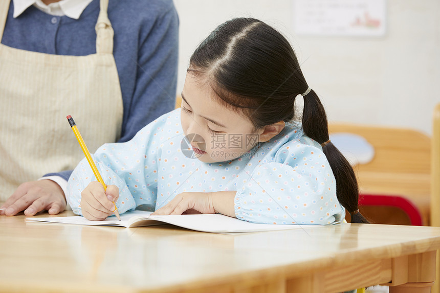 幼儿园的老师在带着学生们上课玩耍图片