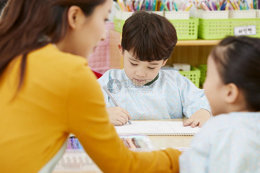 幼儿园的老师在带着学生们上课玩耍图片