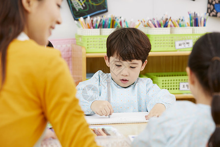 幼儿园的老师在带着学生们上课玩耍图片