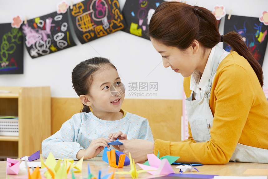 幼儿园的老师在带着学生们上课玩耍图片