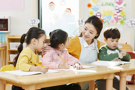 幼儿园的老师在带着学生们上课玩耍图片