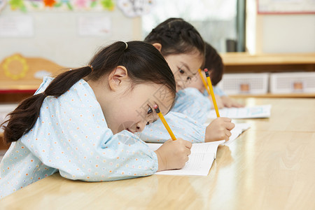 幼儿园的学生们在认真写作业图片