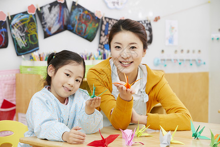 幼儿园的老师在带着学生们上课玩耍图片