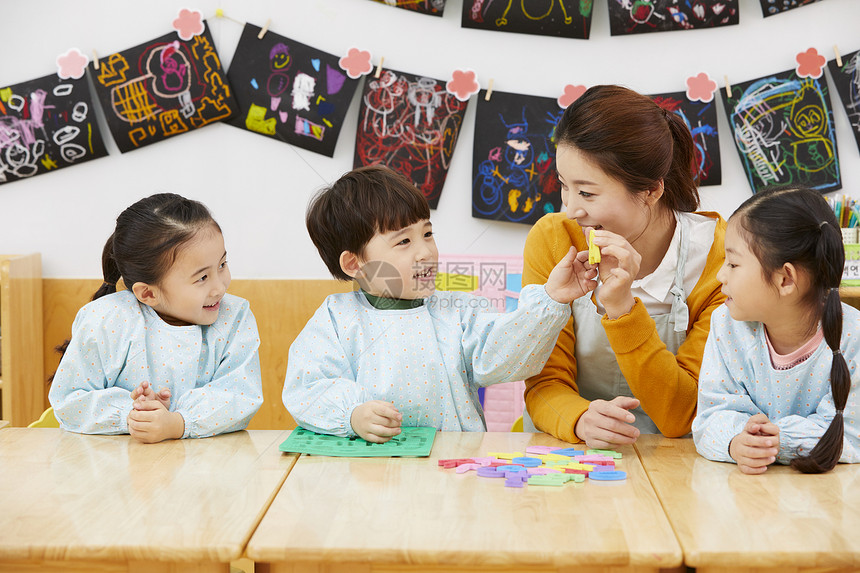 幼儿园老师教学美术课图片