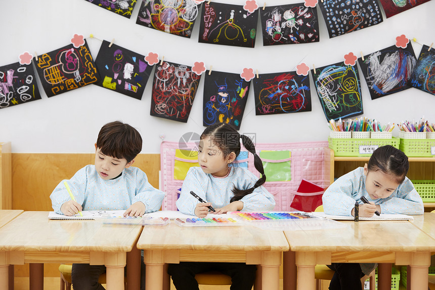 幼儿园老师教学美术课图片