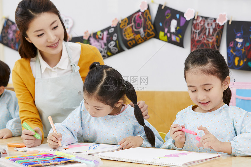 幼儿园老师教小朋友画画图片