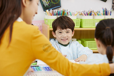 幼儿园老师教小朋友画画图片