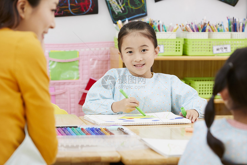 幼儿园老师教小朋友画画图片