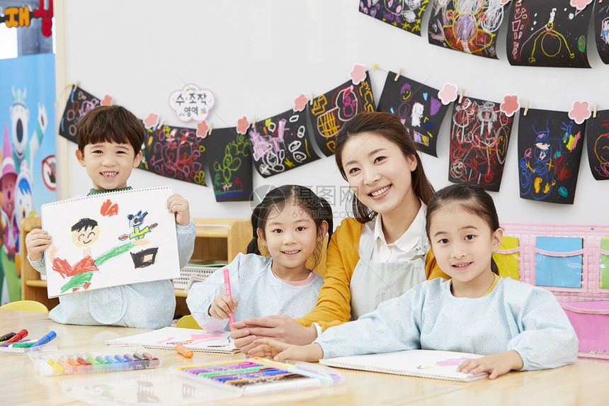 前视图成年男子青年幼儿园孩子老师韩语图片