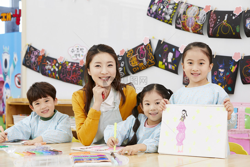 艺术学院举起幼儿园孩子老师韩语图片