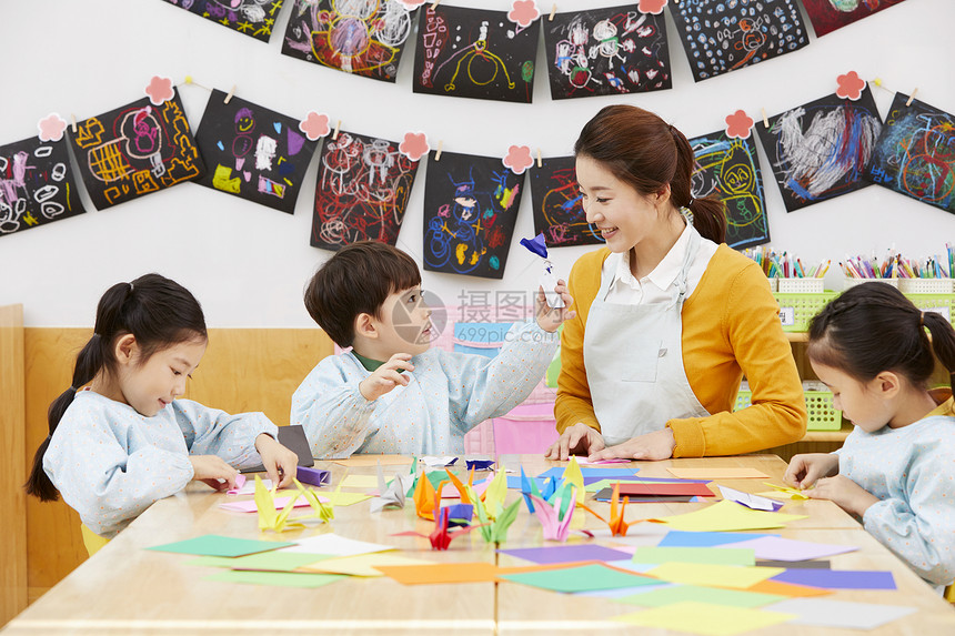 幼儿园老师手工课教学图片