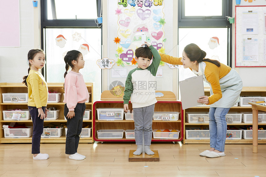 前视图表示幸福幼儿园孩子老师韩语图片