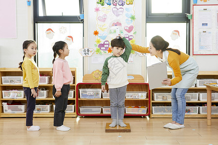 前视图表示幸福幼儿园孩子老师韩语图片