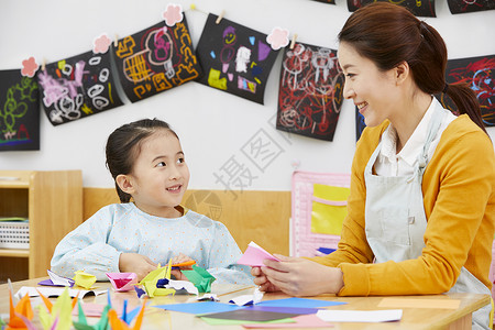 幼儿园老师手工课教学图片