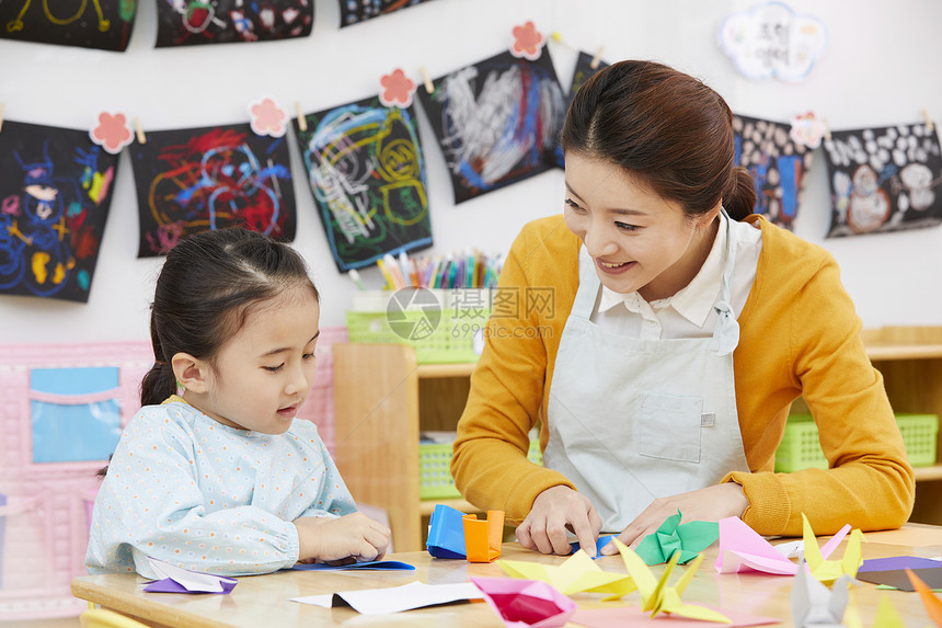 幼儿园老师教小朋友做手工图片