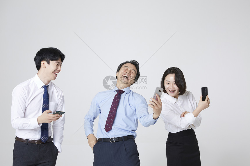 三人商务人士用手机图片