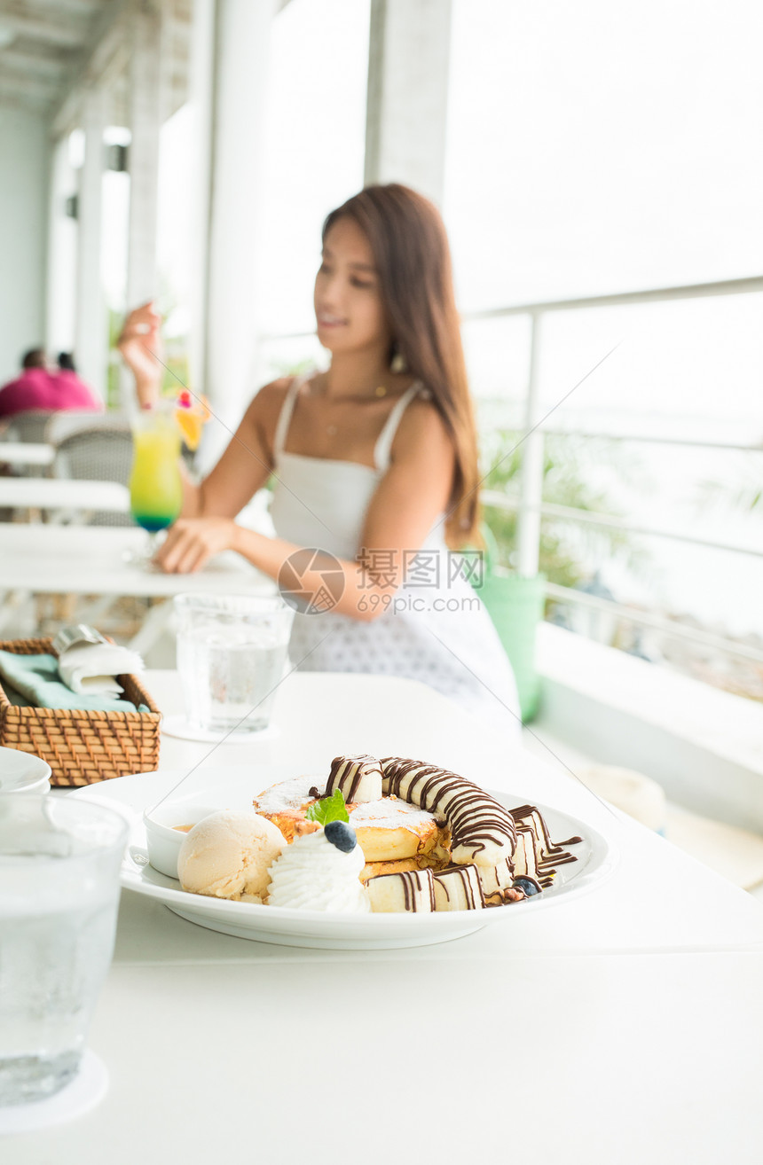 餐桌上的没事图片