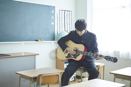 学生在教室里弹吉他图片