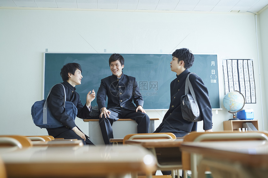 日式制服男学生在教室里聊天图片