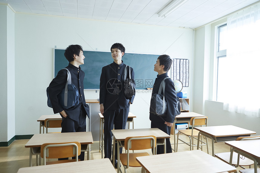 日式制服男学生在教室里聊天图片