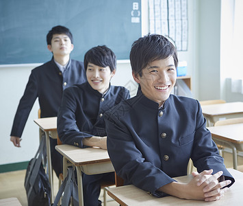 日式制服的男学生在教室里学习图片