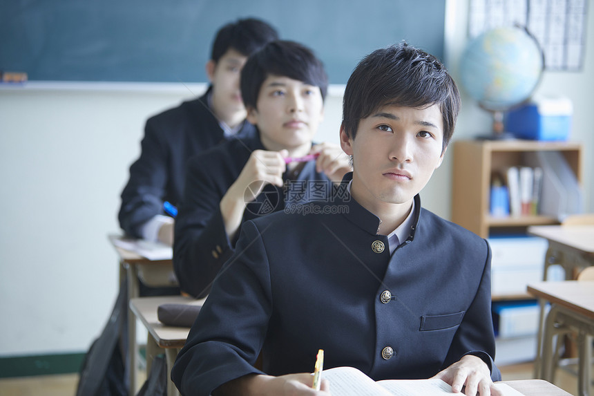 日式制服的男学生在教室里学习图片