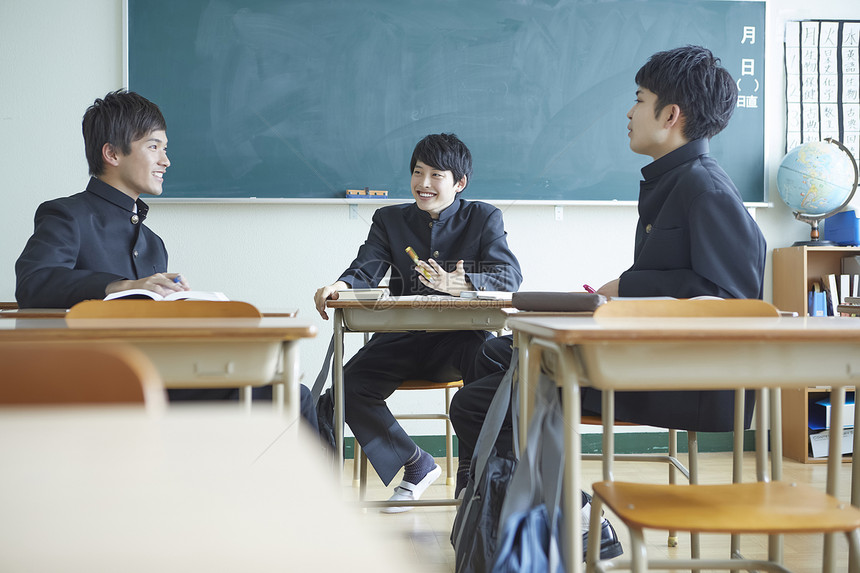 日式制服男学生在教室里聊天图片