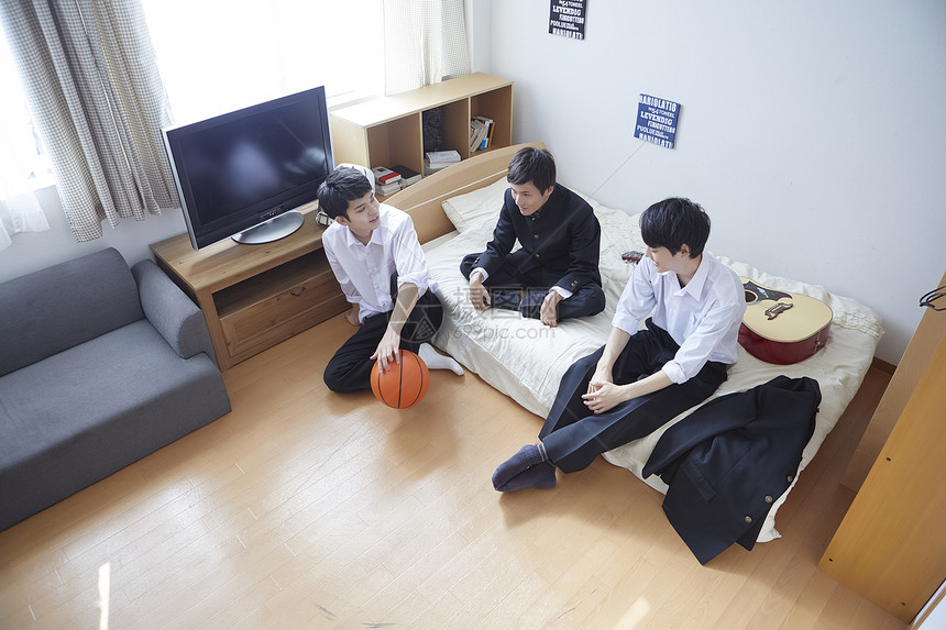 日式制服的学生在房间聊天图片