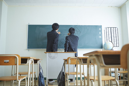 学生在教室黑板上讨论学习图片