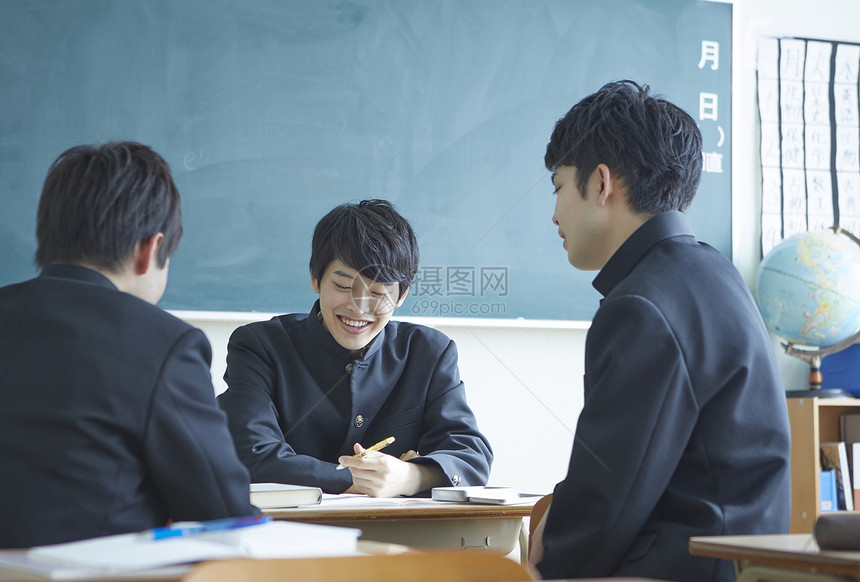 日式制服男学生在教室里聊天图片