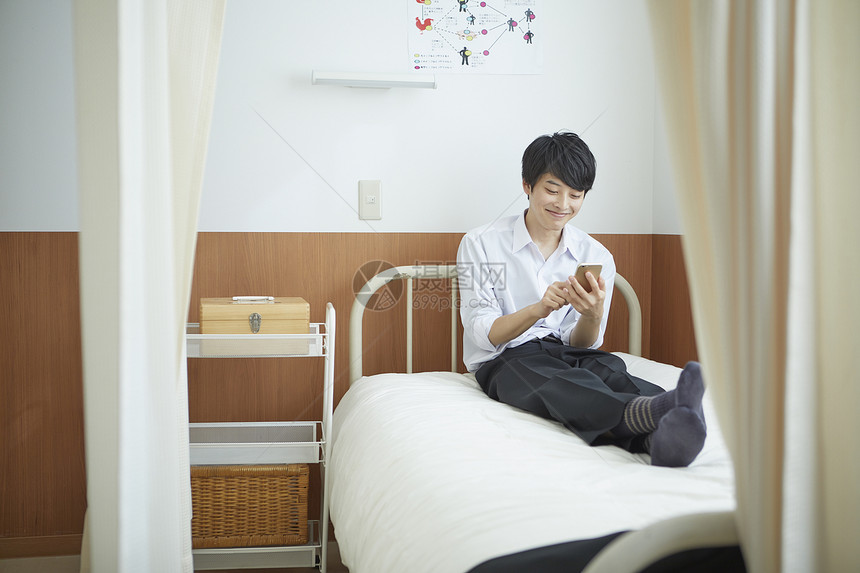 日本学生在医疗休息室看手机图片