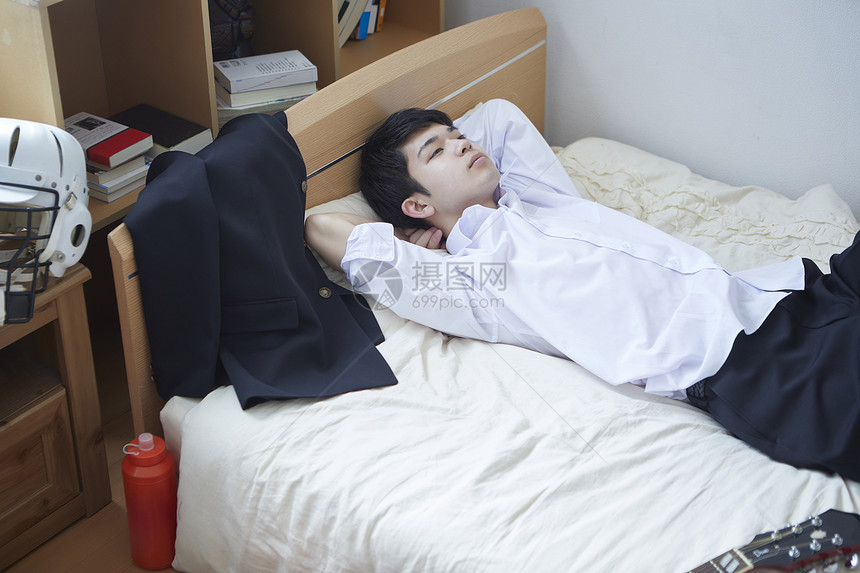 日式制服的学生仰躺在床上图片