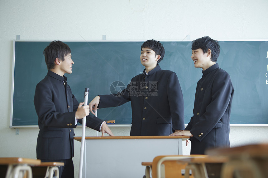 日式制服男学生在教室里打扫聊天图片