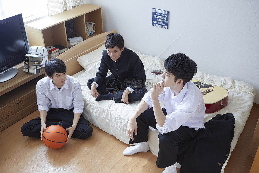 日式制服的学生在房间聊天图片