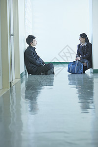 日本学生在教室走廊聊天话图片