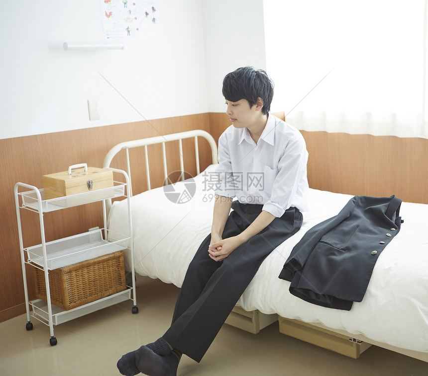 日本学生在医疗休息室休息图片