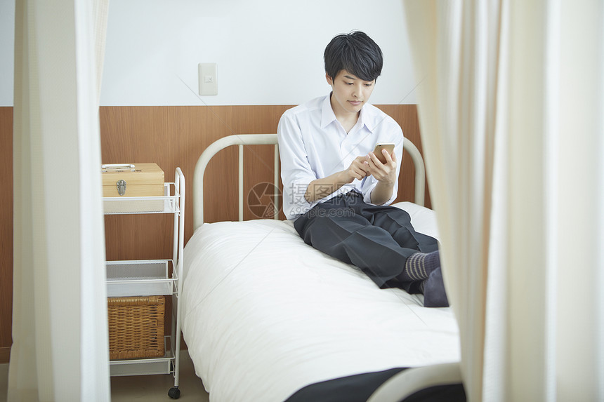 日本学生在医疗休息室看手机图片