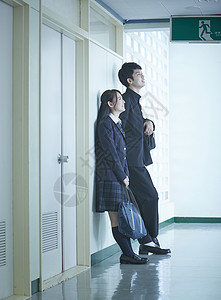 日本学生在走廊聊天图片