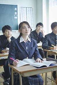 日式制服的学生在教室里听课学习图片