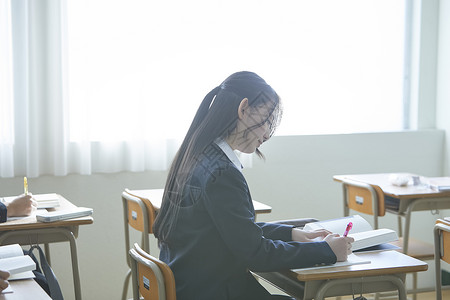 日式制服的女学生在教室里听课学习图片