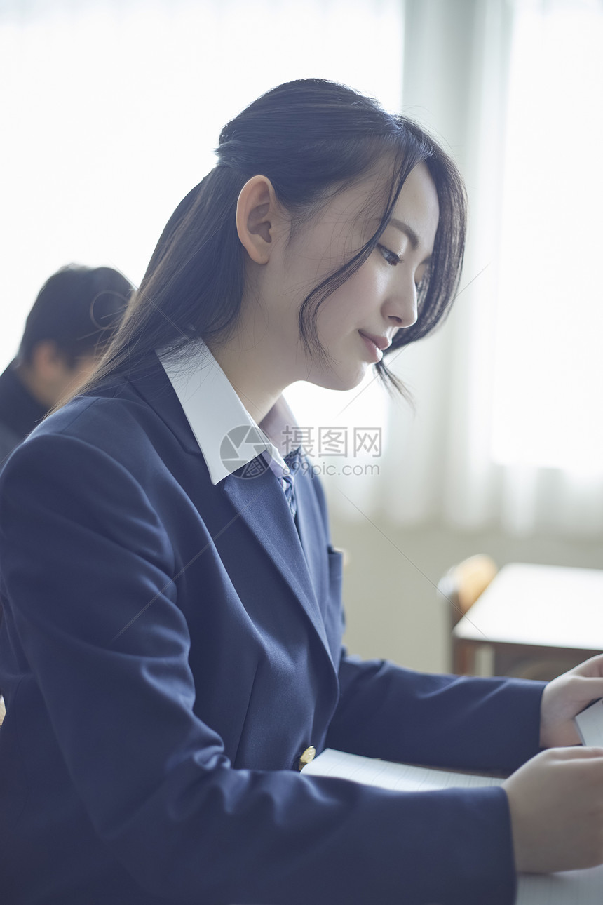 日式制服的女学生在教室里听课学习图片