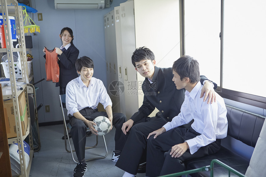日式制服的学生在杂物间聊天图片