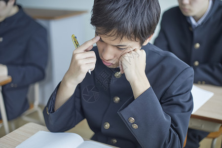 初中生男学生们学习高清图片